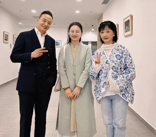 侯长荣(北静王),吴晓东(贾芸)等人保养得也都很好,而且从照片就能看出