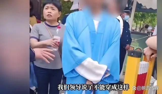 男子穿道士服吃烧烤被拦 称不能穿成这样必须更换