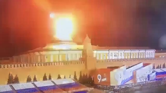克里姆林宫被无人机袭击 俄总统普京在袭击中没有受伤 现场出现火光！