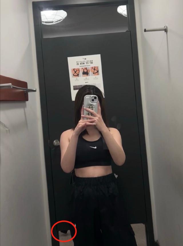 女子称在Nike试衣间4分钟被偷拍3次 报警查看监控