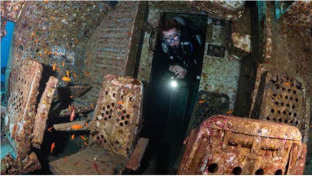 海底发现马航mh370?这是照片? 印度洋岛屿上发现了疑似该客机的残骸?