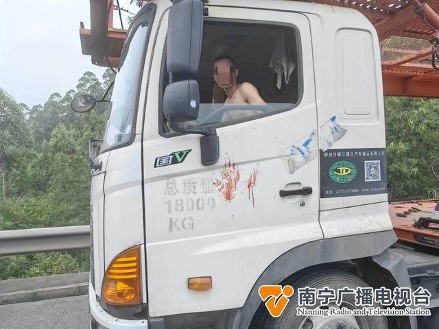货车被追尾司机竟在大睡：后车起火被烧成空壳