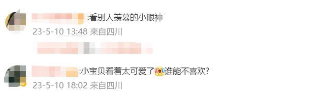 男子在酒局抱着女儿炫耀 女儿成为全桌羡慕的焦点