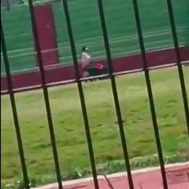 徐州官方：让学生跪地爬行老师停职，已安排专人对学生开展心理疏导