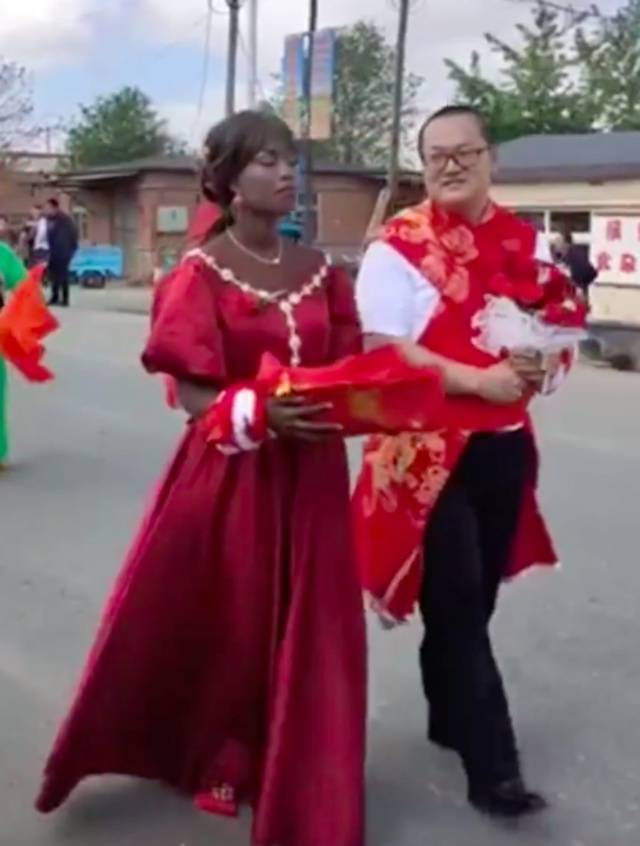 小伙迎娶非洲姑娘引热议 是他爸爸给儿子介绍的媳妇