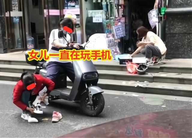 妈妈多次蹲着给女儿试鞋 慈母多败儿