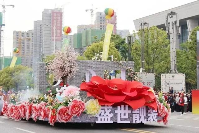 两男子给巡游花车配哀乐被拘并罚款500元！
