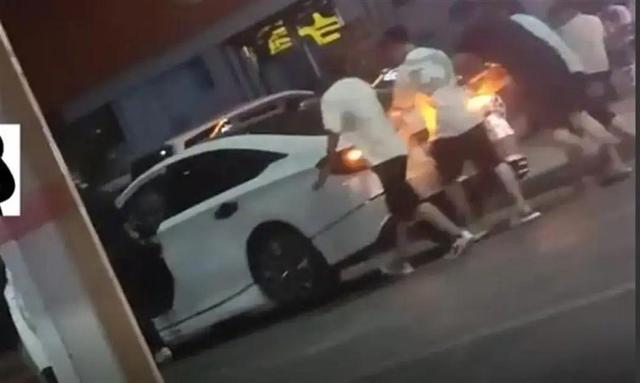 五男子酒后把车推回家 交警：不算酒驾，若造成拥堵可能涉嫌违法