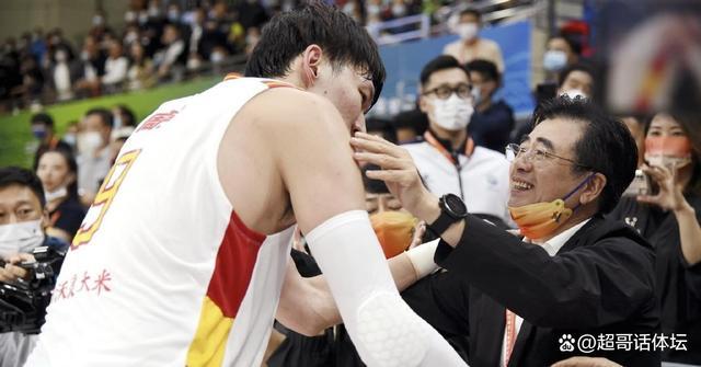 杨鸣谈周琦能否加盟辽篮 如果规则允许他会加盟