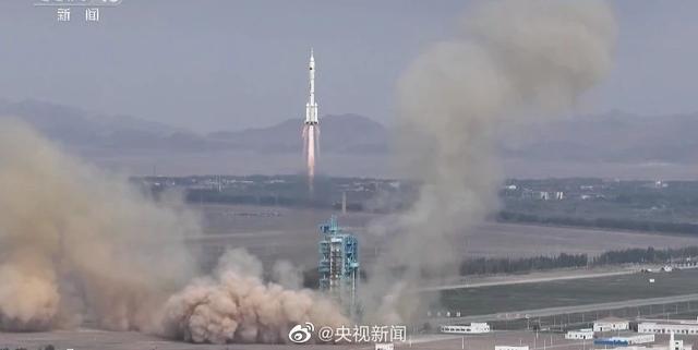 航天员说坐火箭太爽了 飞控大厅响起热烈掌声