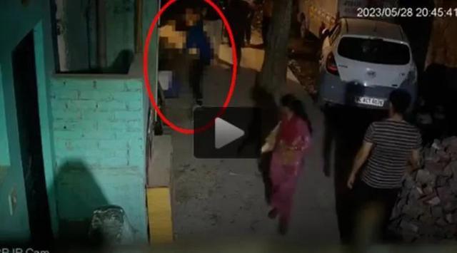 印度16岁女孩被当街刺死 路过数十人竟无一施救