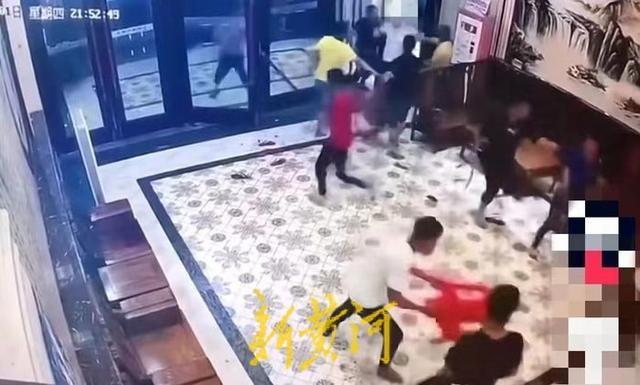 万宁一酒店发生群殴事件 十余人推搡扭打投掷物品