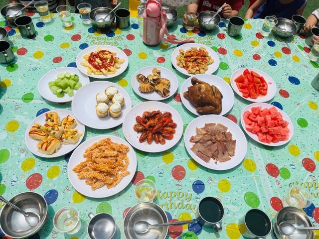 幼儿园摆20桌请孩子吃席：每桌有龙虾、牛肉、烧鸡、水果