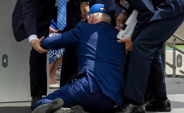 拜登在毕业典礼上狠狠摔了一跤 沙袋绊倒80岁总统