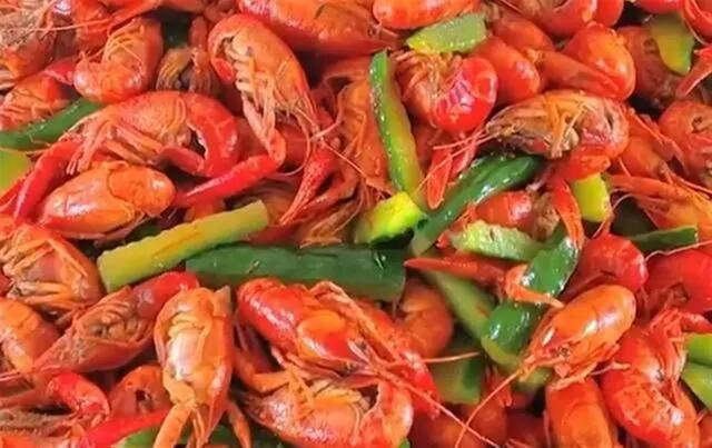 200多名孩子吃大席庆“六一”好有喜感，吃出了过节的模样