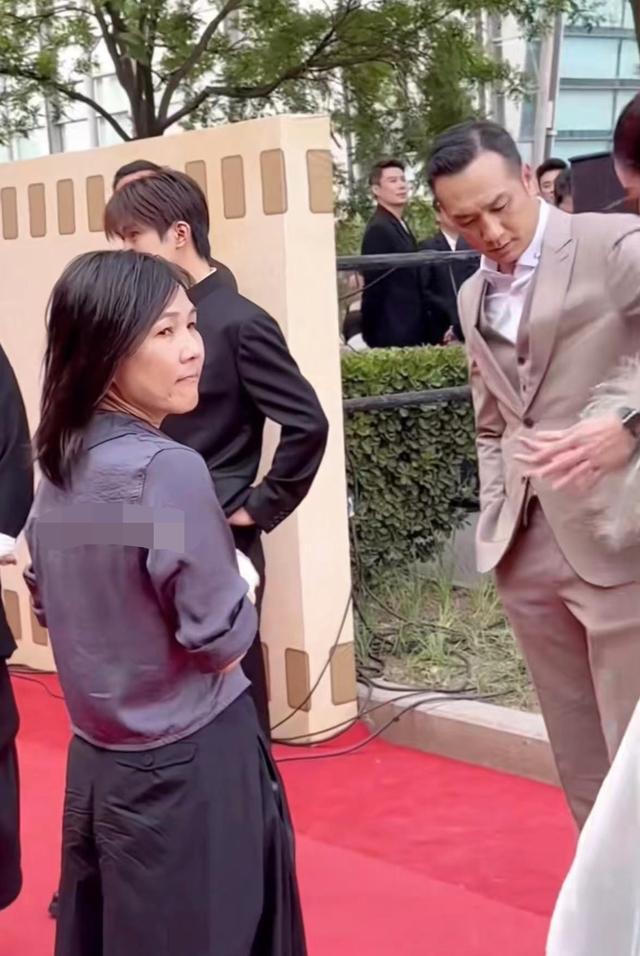 黄觉红毯牵手张艺凡被嘲:两人深情对望,黄觉脸上洋溢着笑容