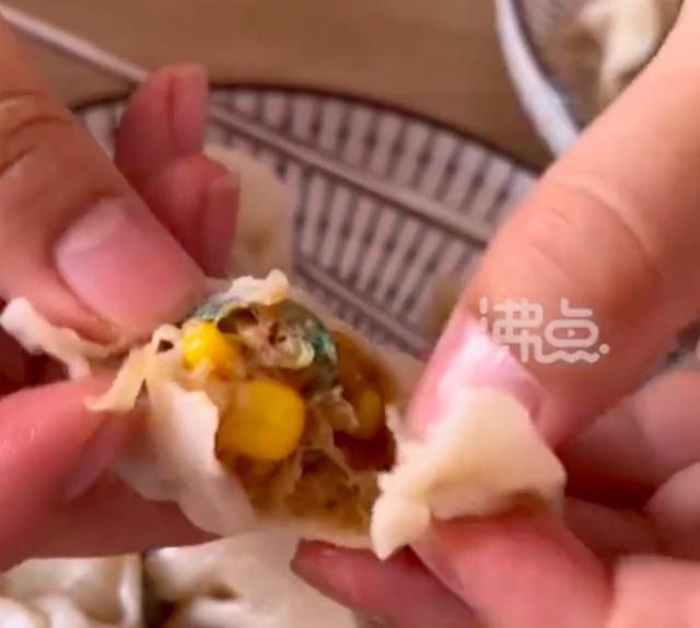 男子称三全水饺吃出抹布，连着好几个都有，客服回应：已经在核实情况