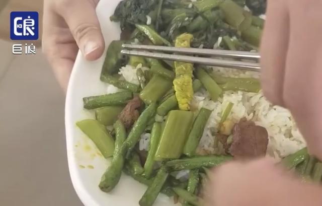 "鼠头鸭脖"事件涉事高校学生称食堂饭菜吃出大青虫