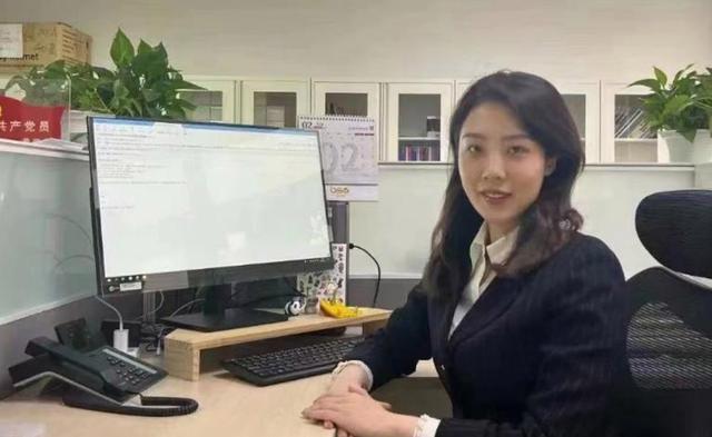 牵手门涉事女子已被停职并接受调查 网友：或许不止这一个男人