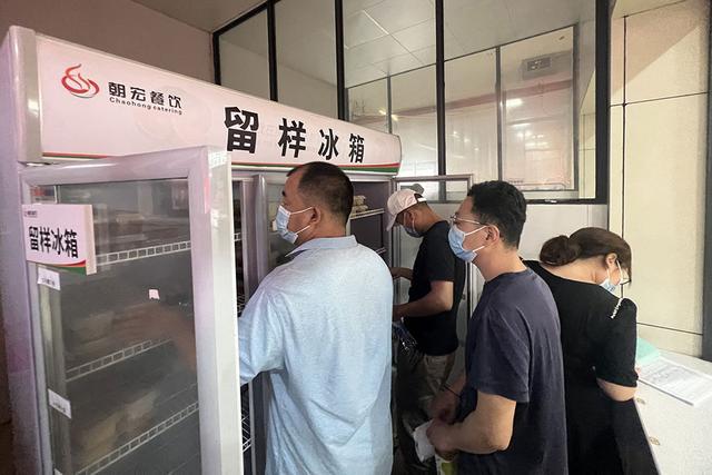 江西一高校排查食品安全 强调“动真碰硬”