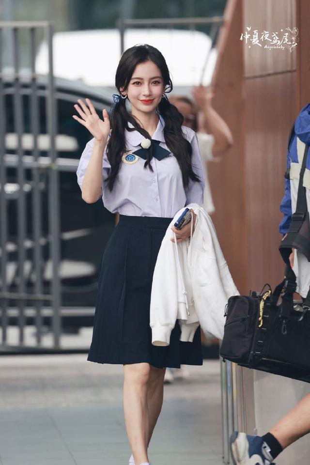杨颖奔跑吧泰国路透 校服造型青春元气十足！