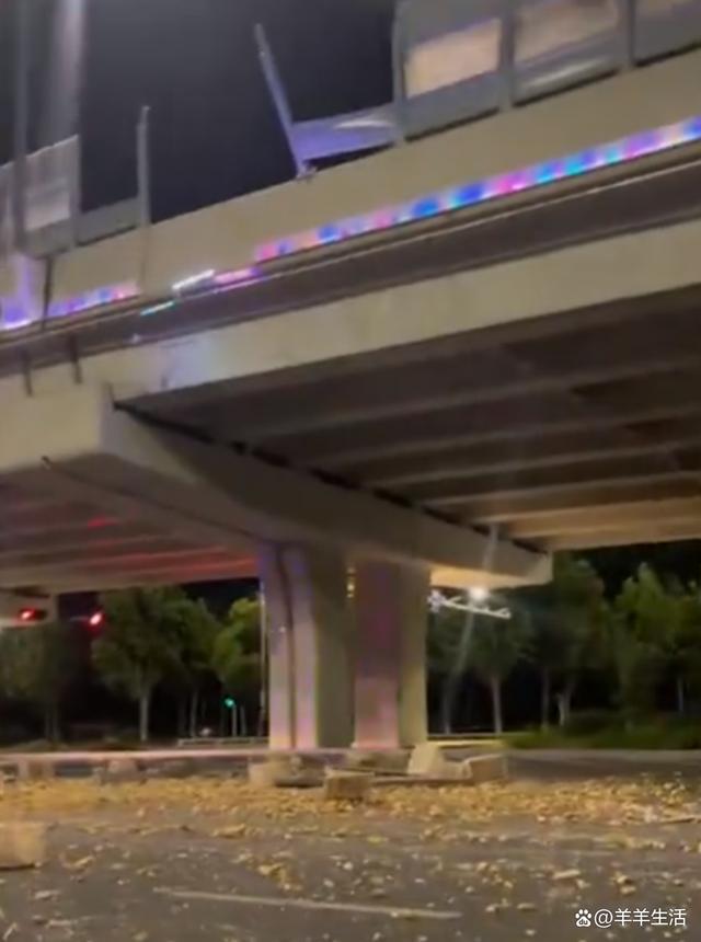 奔驰车高架追尾货车 一名乘客拿出手机拍摄了整段“飙车”过程
