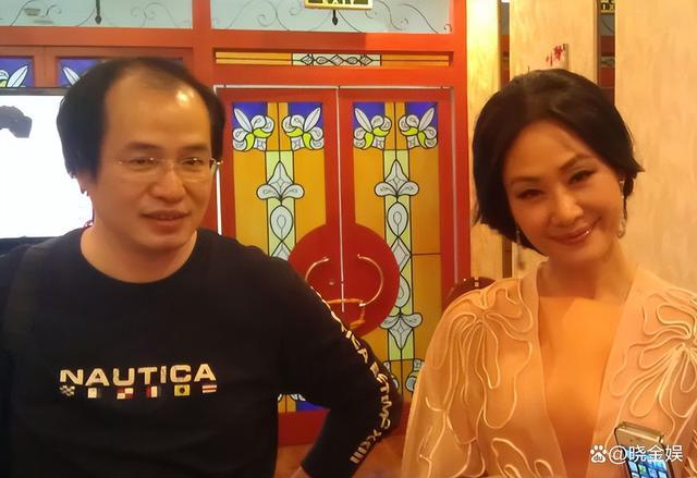 于文华与丈夫同台，长这模样难怪不露面！看中朱之文是老公的原因是这个