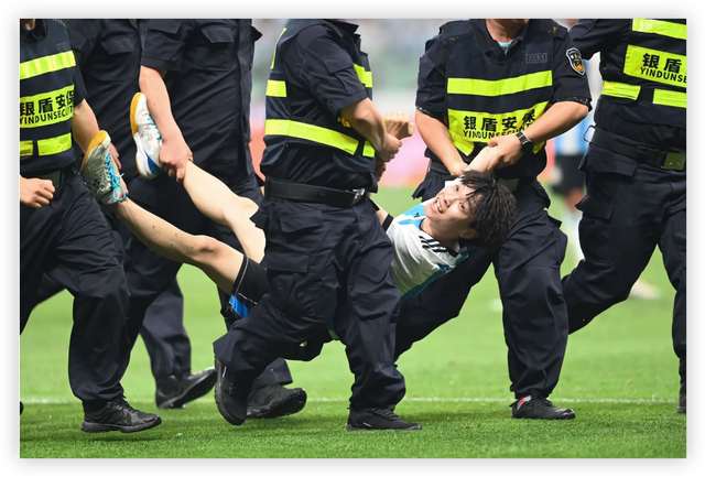 狂热球迷冲进场拥抱梅西被抬走 未满18岁未被拘留