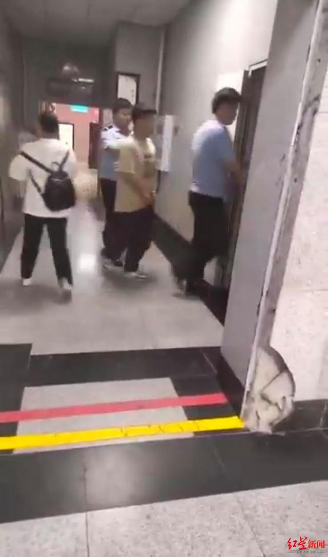 阿姨疑遭20岁快递员猥亵 已向警方报警