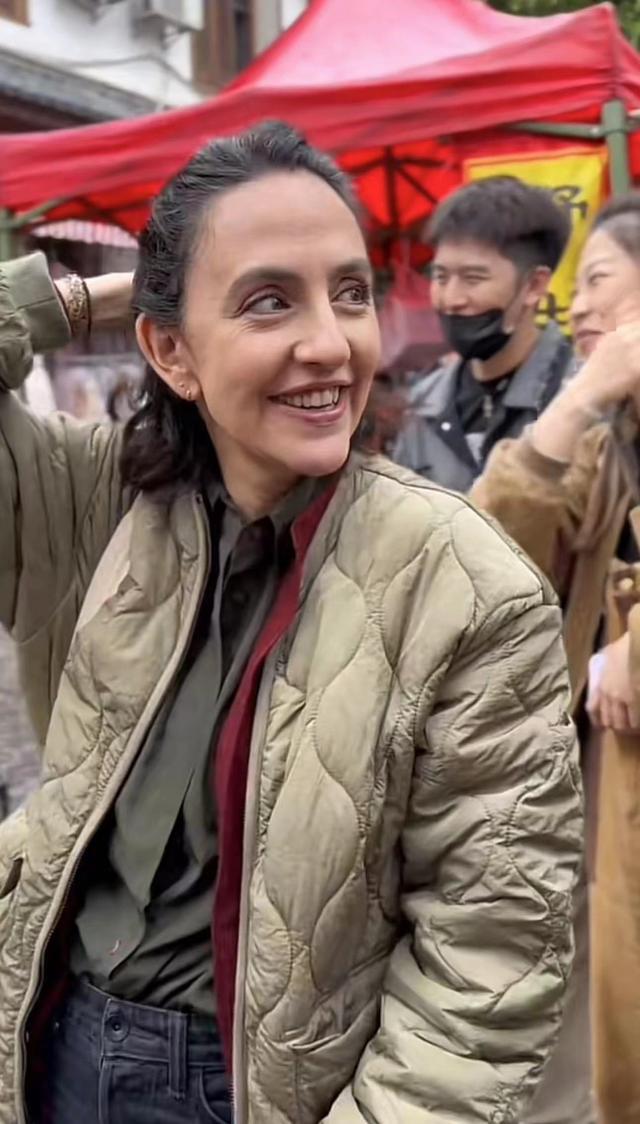 刘烨妻子近照曝光 容貌沧桑逛菜场引热议 与老狼玩乐队