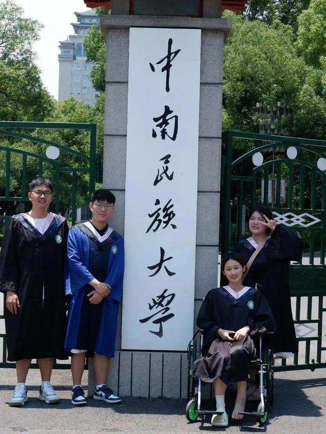 毕业典礼“卧龙凤雏”爆火 男女生拄拐领毕业证笑翻台下同学
