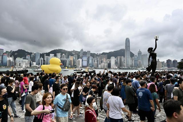 香港市民游客送别小黄鸭，曾吸引近800万人次“打卡”