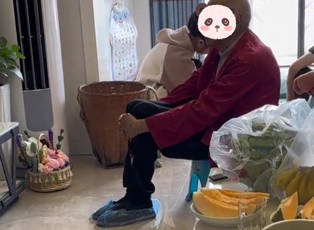 老人走亲戚被要求穿鞋套 不能坐沙发只能坐小板凳 爷孙两人手足无措
