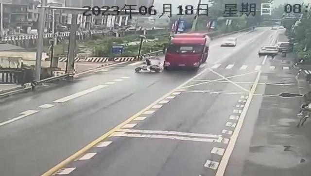 油罐车为避电动车撞死行人，事发杭州-有驾