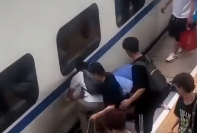 惊险！长春一男童坠入站台缝隙获救