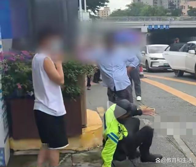 男子堵路拉客推搡交警：你还能把我关了