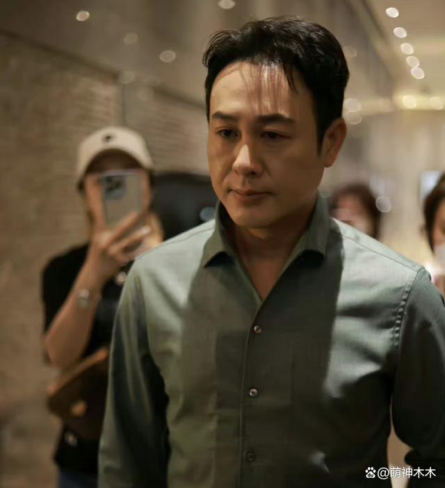 狂飙剧组缺席白玉兰红毯：张颂文坐观众席，张译没来上热搜