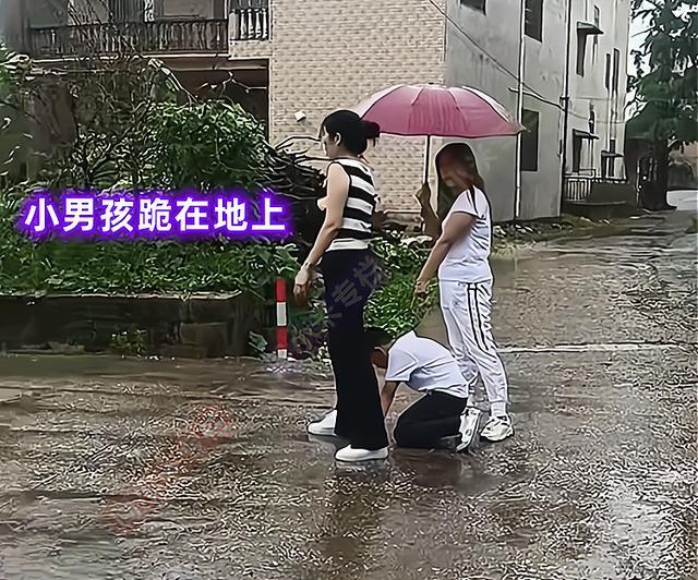 9岁男孩跪在爸爸婚车前，祈求爸爸把出生证还给他让他上户口