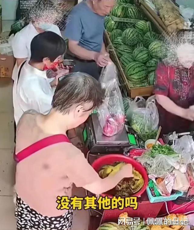 女子偷平菇藏裤子被识破！网友却称老板处理方式太难看？