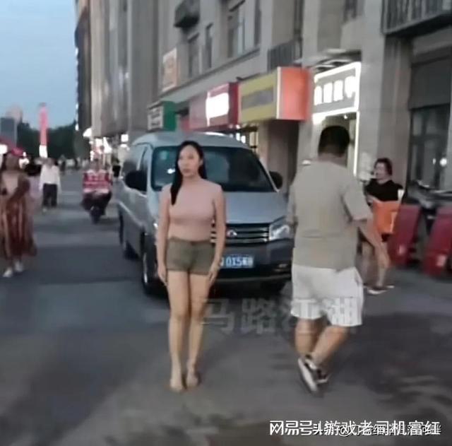 女子在街边出售拥抱，2元一次 网友：震碎了三观！