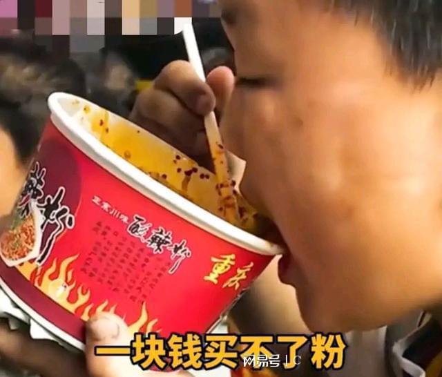 泪目！留守男孩哭着给父亲致电：奶奶给的钱不够买午饭