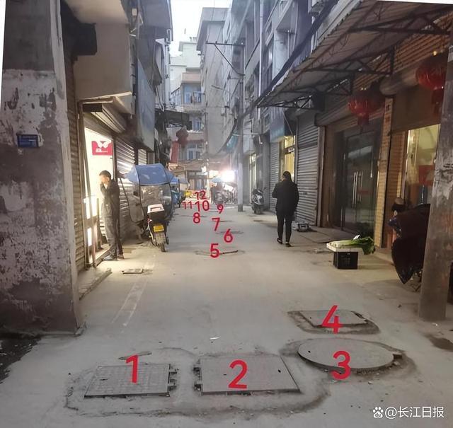 山东微山县一条街几十个井盖被吐槽：这是在井盖上面建路