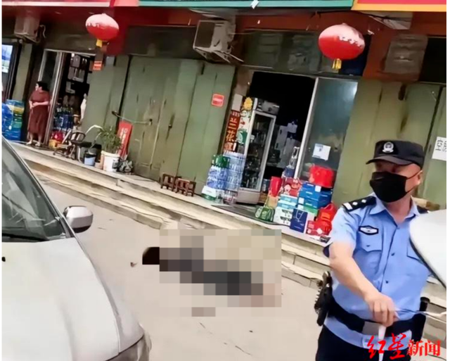 河南一男子持刀伤人后跳楼身亡，周围有警方拉起的警戒线