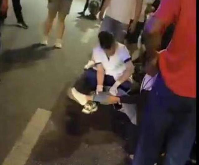  警方通报一车辆连撞多人 当事人口述事发经过饶是她躲得再快还是被撞得受了伤