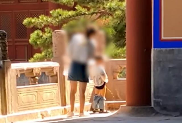 男孩在故宫角落小便，故宫回应男孩在角落小便
