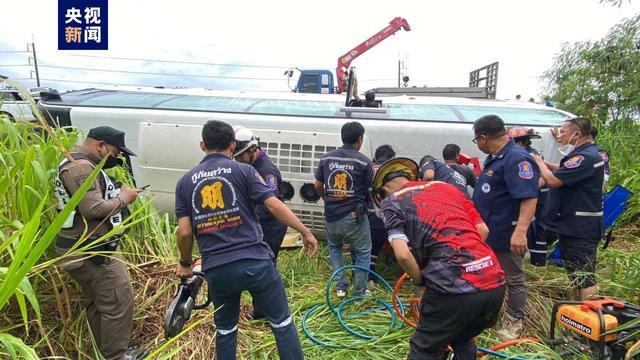 泰国一巴士发生翻车事故 载有中国游客 27人受伤