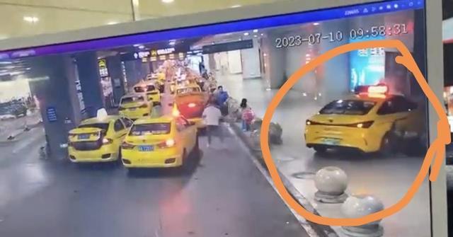 重庆一出租车冲上人行道撞翻多位路人，肇事司机已被警方控制