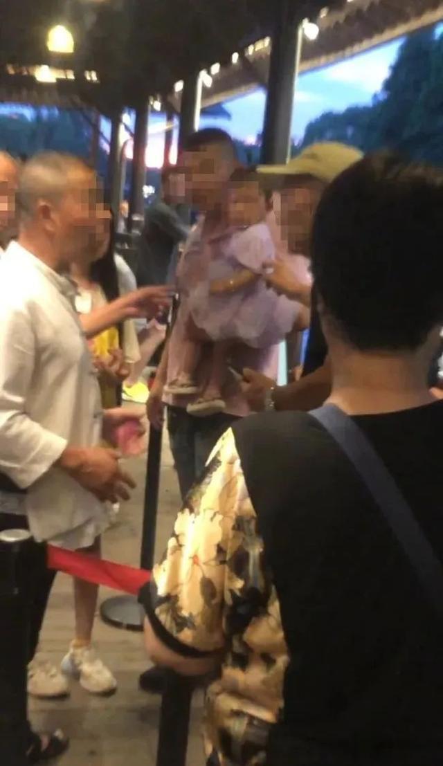 婴儿坐游船需买票遭质疑 景区回应