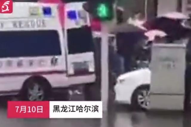 红绿灯疑似漏电两人触电 应急管理局回应漏电危险已解除