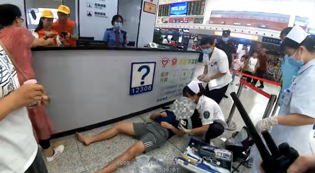 旅客晕倒工作人员救援,铁路部门提示!